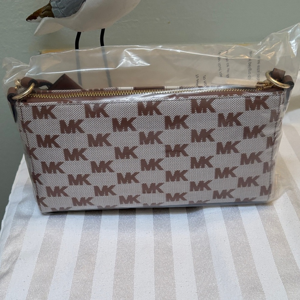 Michael Kors Vincent Med Logo Jacquard Pochette W/card Case Color: Luggage - Picture 4 of 10